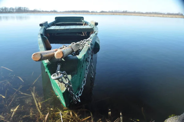 Roeiboot Afgemeerd Aan Wal Lente Rivier Drijvende — Stockfoto