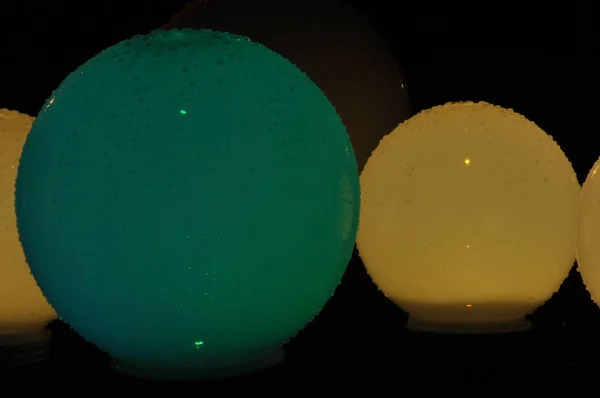 Fener bahçede yaktı. Gece ve parlayan toplar