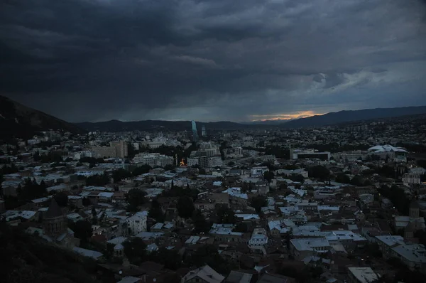 Tbilisi. Şehir ve Gürcistan'ın annesi bir anıt fırtına sırasında Tepesi'nden görünümü.