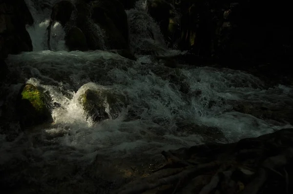Magas Vízesést Víz Áramlik Sziklák Tóba Plitvicei Tavak Nemzeti Parktól — Stock Fotó