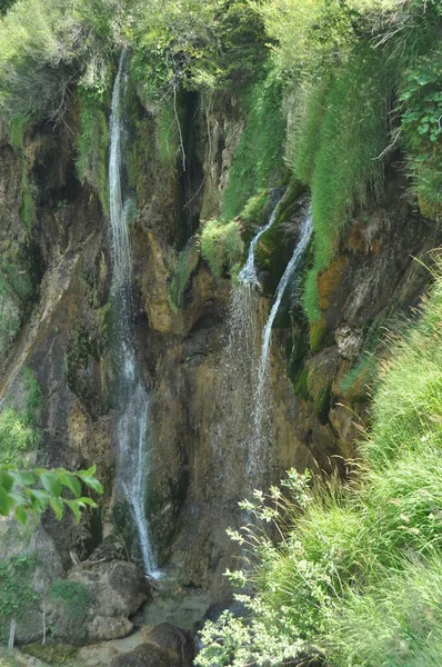 高高的瀑布 水流从入湖中的岩石 国家公园十六湖 在克罗地亚旅游 — 图库照片