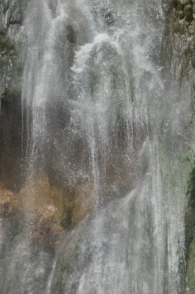 Wodospad Wysoki Wody Płynącej Skał Jeziora Parku Narodowego Jezior Plitwickich — Zdjęcie stockowe