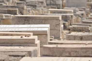 Kudüs. Ölü için dua ederek bırakılan çiçekler yerine taşlı levhalar..