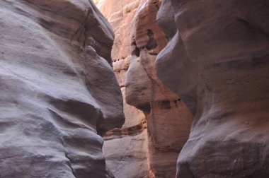 Eilat yakınlarındaki İsrail 'deki Kızıl Kanyon' da. Resimli ve dalgalı kayalar Negev Çölü 'nde kumtaşı yağmuruyla oyulmuş..
