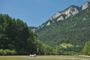 Kel dağ tepeleri, Polonya 'daki Pieniny Ulusal Parkı' nda üç taç. Sallarla rafting sırasında Dunajec nehir yatağını görüntüle.