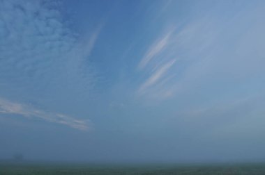 Gökyüzü. Şafak, gün doğumu. Çayır üzerindeki bulutlar.