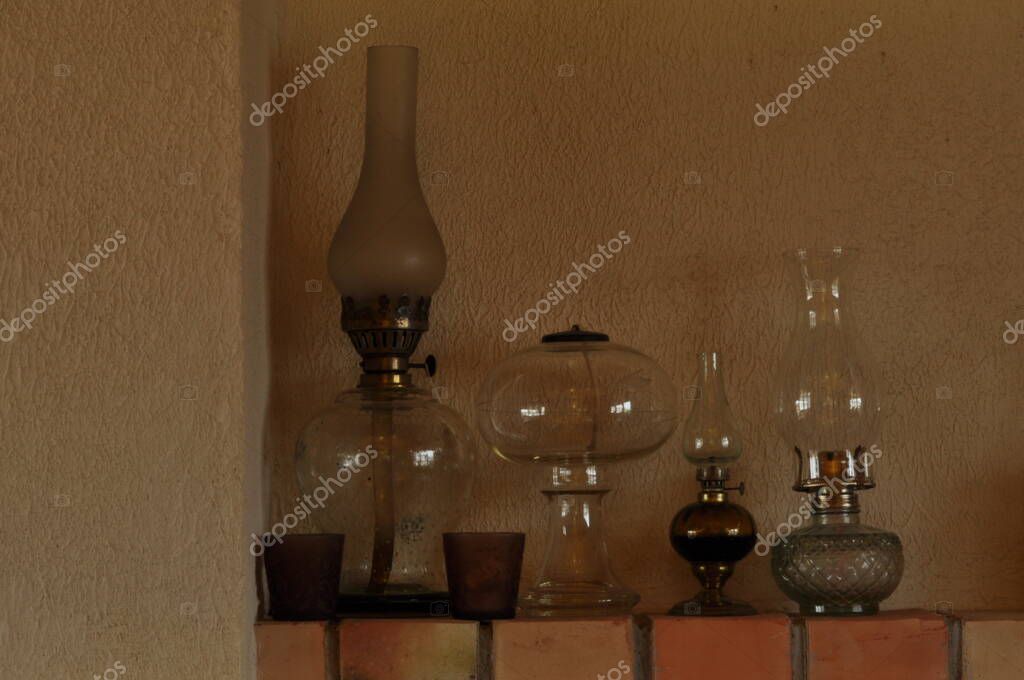 Lámparas de aceite Adorno en la repisa de la chimenea. Fuente de luz