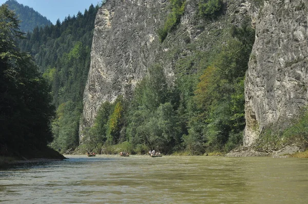 Rafting Rzece Dunajec Pienińskim Parku Narodowym Drewnianych Składanych Wahadłowcach Przywiązanych — Zdjęcie stockowe