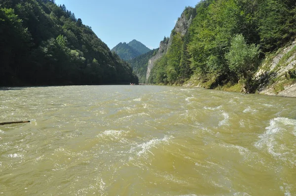 Rafting Rzece Dunajec Pienińskim Parku Narodowym Drewnianych Składanych Wahadłowcach Przywiązanych — Zdjęcie stockowe