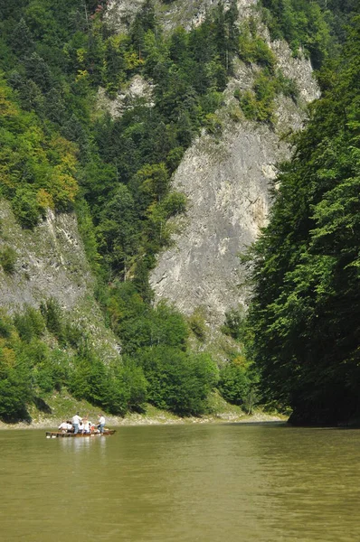 Rafting Dunajci Národním Parku Pieniny Dřevěných Skládacích Raketoplánech Přivázaných Lanem — Stock fotografie