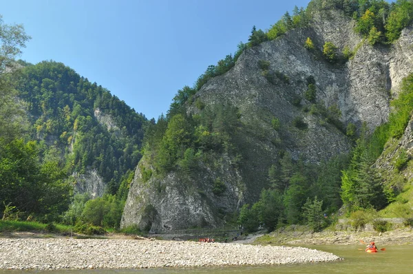 Rafting Rzece Dunajec Pienińskim Parku Narodowym Drewnianych Składanych Wahadłowcach Przywiązanych — Zdjęcie stockowe