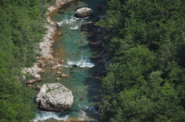 Karadağ 'daki Tara Nehri üzerindeki köprü ve kanyonun iki kıyısını birbirine bağlayan köprü. Temiz bir nehrin taştan yatağı vadinin içinden bir dağ yamacında yol boyunca akıyor..