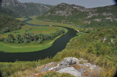 Karadağ 'daki Skadar Gölü' nün bir parçası olan Crnojevia Nehri. Nehrin güzel kıvrımları tepelerin arasından akan teknelerle turist gezileri..