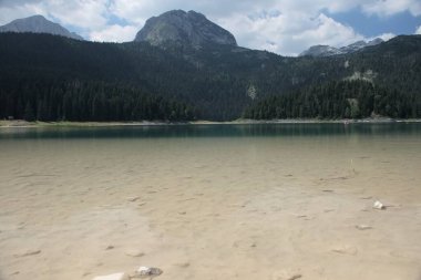 Zabljak yakınlarındaki Durmitor dağlarında kara göl. Karadağ 'da güzel bir yer