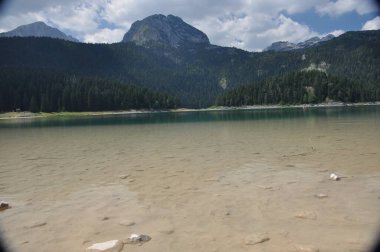 Zabljak yakınlarındaki Durmitor dağlarında kara göl. Karadağ 'da güzel bir yer