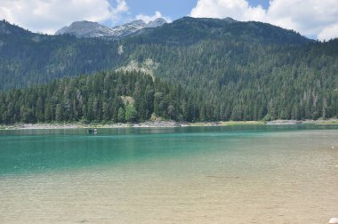 Zabljak yakınlarındaki Durmitor dağlarında kara göl. Karadağ 'da güzel bir yer