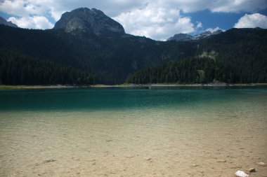 Zabljak yakınlarındaki Durmitor dağlarında kara göl. Karadağ 'da güzel bir yer