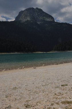 Zabljak yakınlarındaki Durmitor dağlarında kara göl. Karadağ 'da güzel bir yer