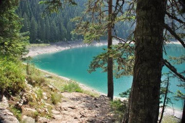 Zabljak yakınlarındaki Durmitor dağlarında kara göl. Karadağ 'da güzel bir yer