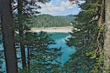 Zabljak yakınlarındaki Durmitor dağlarında kara göl. Karadağ 'da güzel bir yer