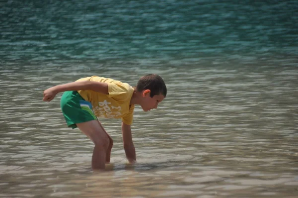 Niños Hermanos Jugando Agua Lago Negro Las Montañas Durmitor Cerca — Foto de Stock