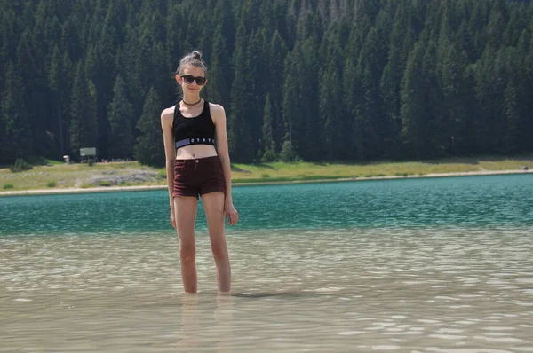 Niños Hermanos Jugando Agua Lago Negro Las Montañas Durmitor Cerca Imágenes de stock libres de derechos