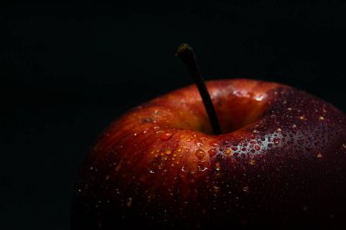 Siyah arkaplanda kırmızı elma