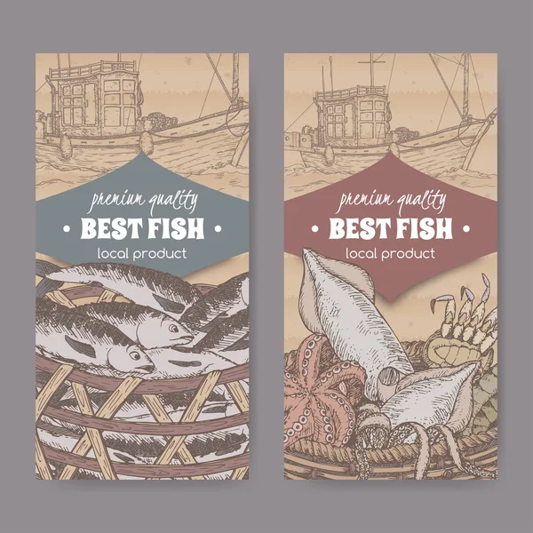 Две этикетки со старой рыбацкой лодкой, цветной рыбой и корзиной с морепродуктами на картонке . — стоковый вектор