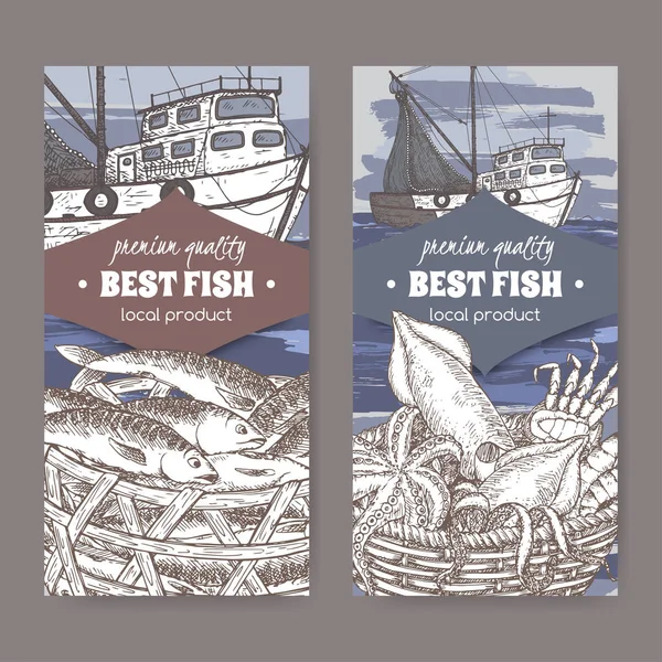 Два ярлыка с цветной рыбацкой лодкой, корзиной из рыбы и морепродуктов . — стоковый вектор
