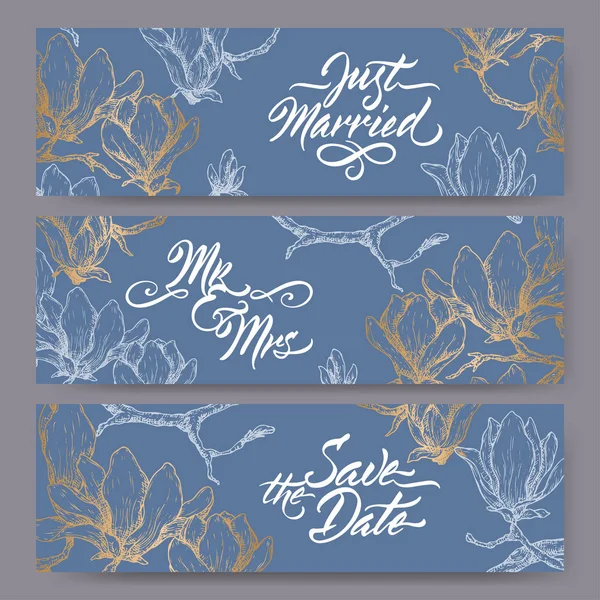 Conjunto de tres pancartas de boda originales basadas en el boceto de la flor de magnolia y la caligrafía del cepillo en azul . — Vector de stock