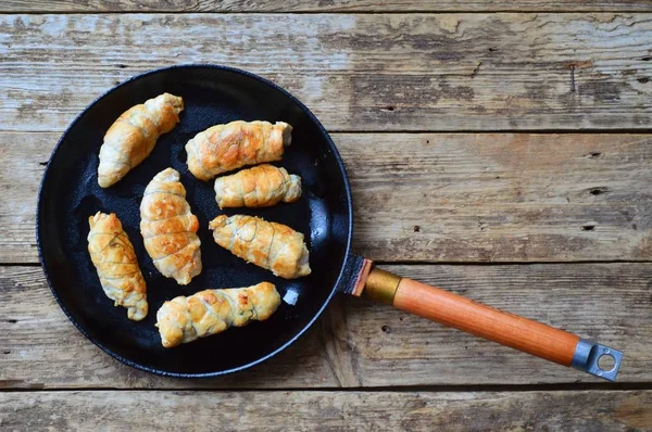 Rollos de pollo frito en una sartén —  Fotos de Stock