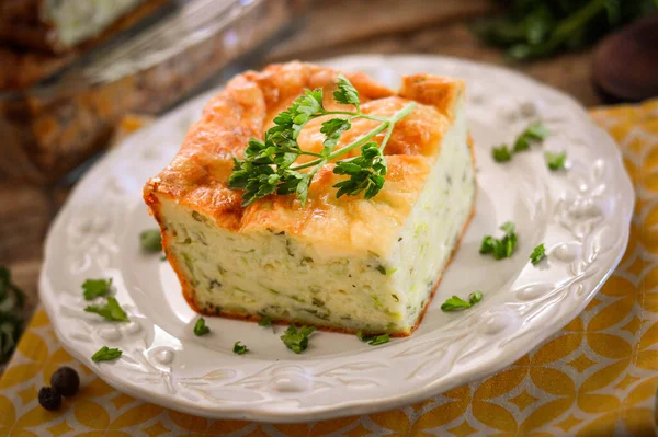 Braadpan Met Kaas Kruiden Een Stuk Ovenschotel Een Bord — Stockfoto