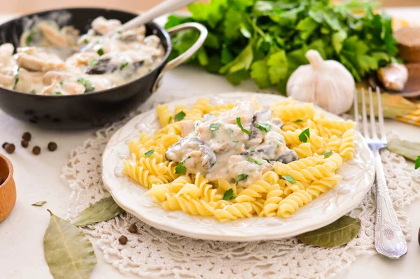 Pâtes Alimentaires Poulet Sauce Crème Images De Stock Libres De Droits