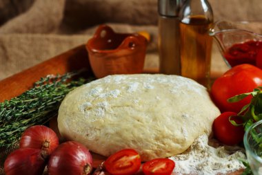 pizza için malzemeler.