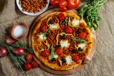 Pizza bolognese bir ahşap tahta üzerinde. 