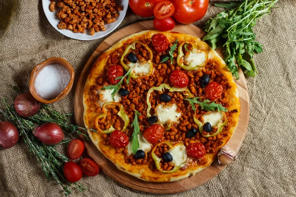 Pizza bolognaise sur une planche de bois . — Photo