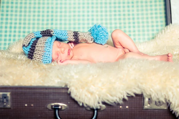 刚出生的婴儿在一顶滑稽的帽子. — 图库照片