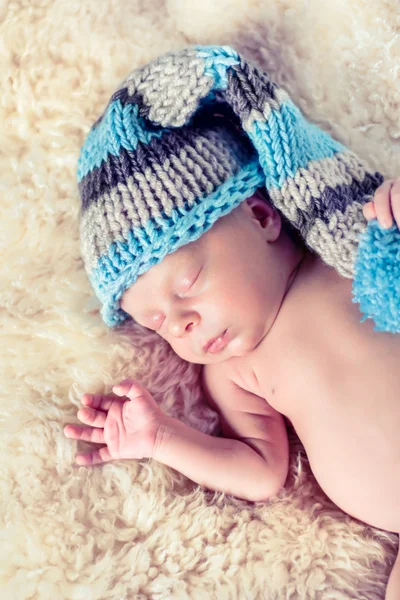 Bebê recém-nascido em um chapéu engraçado . — Fotografia de Stock