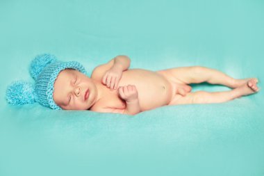 Komik bir şapka içinde yeni doğan bebek.