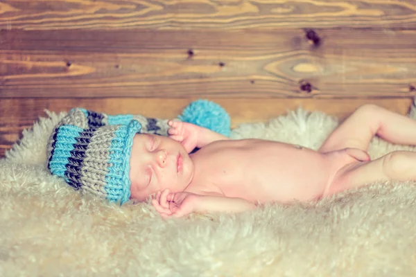 Bebê recém-nascido em um chapéu engraçado . — Fotografia de Stock