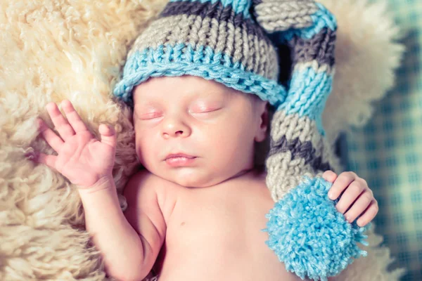 Nyfödda barn i en rolig hatt. — Stockfoto