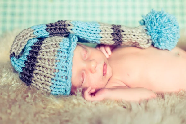 Bebê recém-nascido em um chapéu engraçado . — Fotografia de Stock