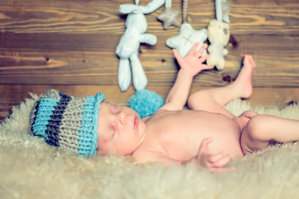 Bebê recém-nascido em um chapéu engraçado . — Fotografia de Stock