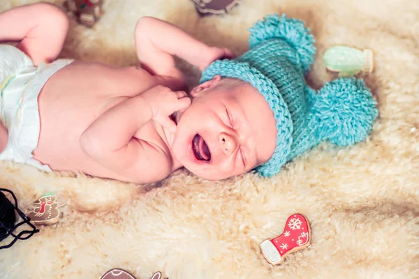 Bebê recém-nascido em um chapéu engraçado . — Fotografia de Stock
