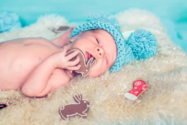 Bebê recém-nascido em um chapéu engraçado . — Fotografia de Stock