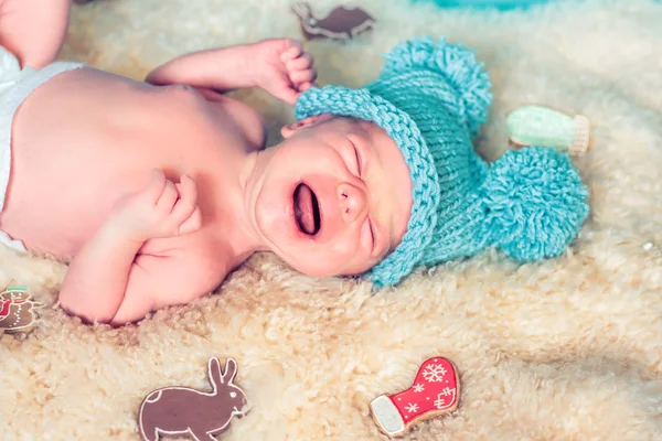 刚出生的婴儿在一顶滑稽的帽子. — 图库照片