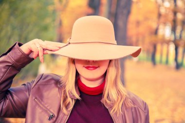 Sonbahar parkındaki kadın.