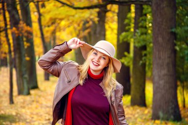 Sonbahar parkındaki kadın.