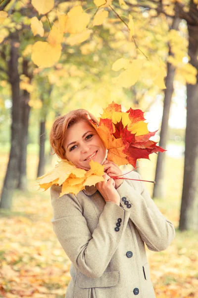 Donna nel parco d'autunno. — Foto Stock