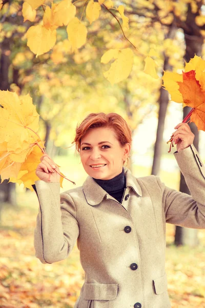 Kobieta w jesiennym parku. — Zdjęcie stockowe